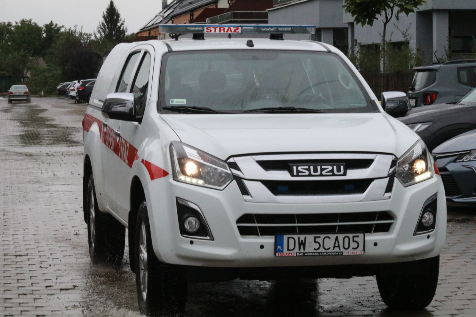 Zalane ulice Legnicy. Służby i mieszkańcy zabezpieczają dobytek