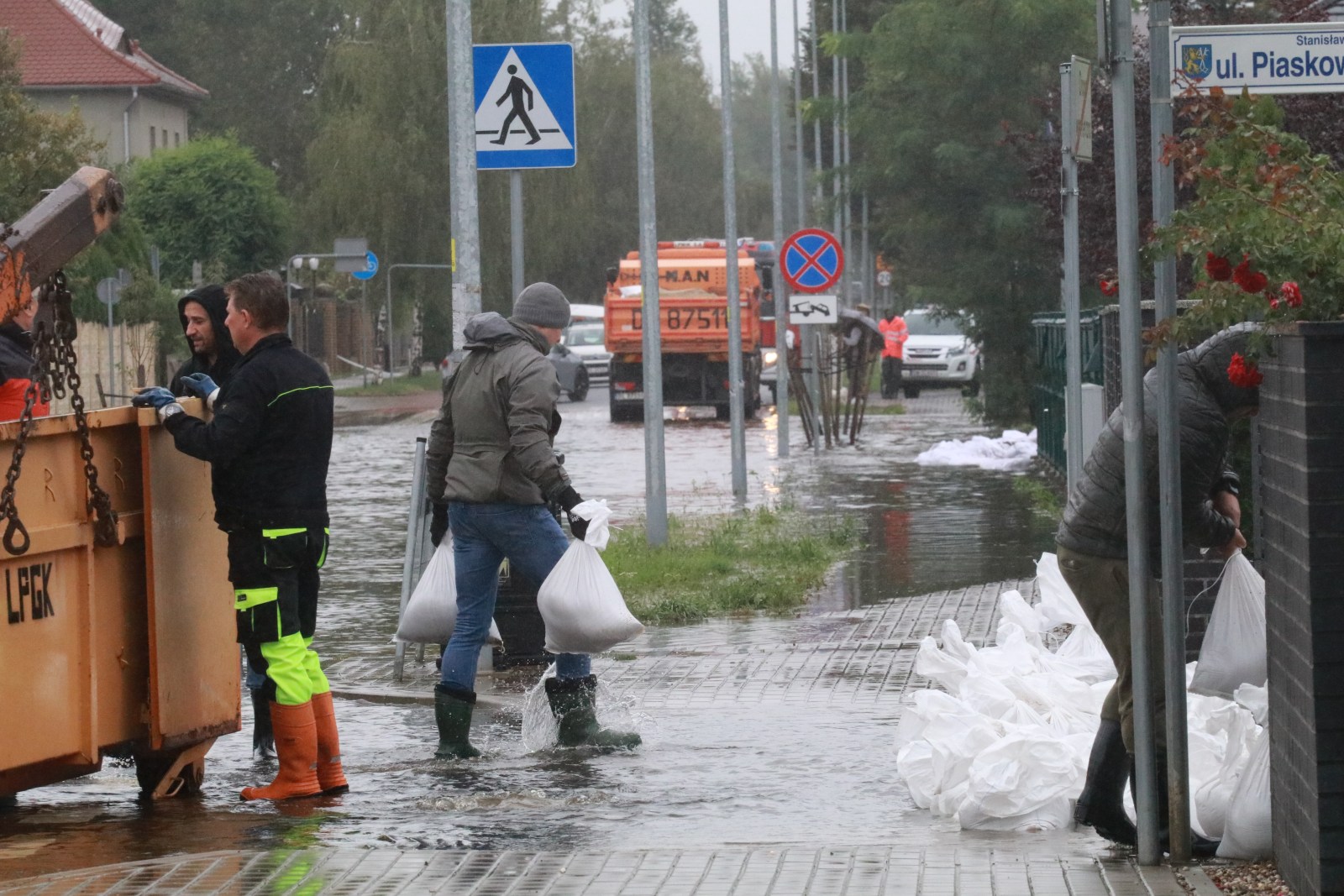 Zalane ulice Legnicy. Służby i mieszkańcy zabezpieczają dobytek