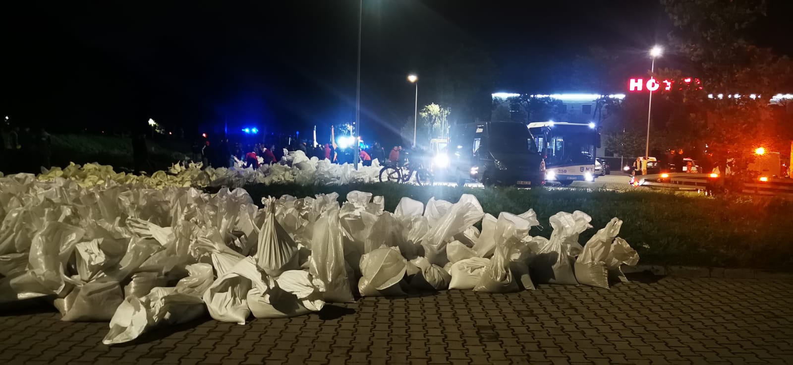 Całą noc trwała walka o utrzymanie wałów Kaczawy