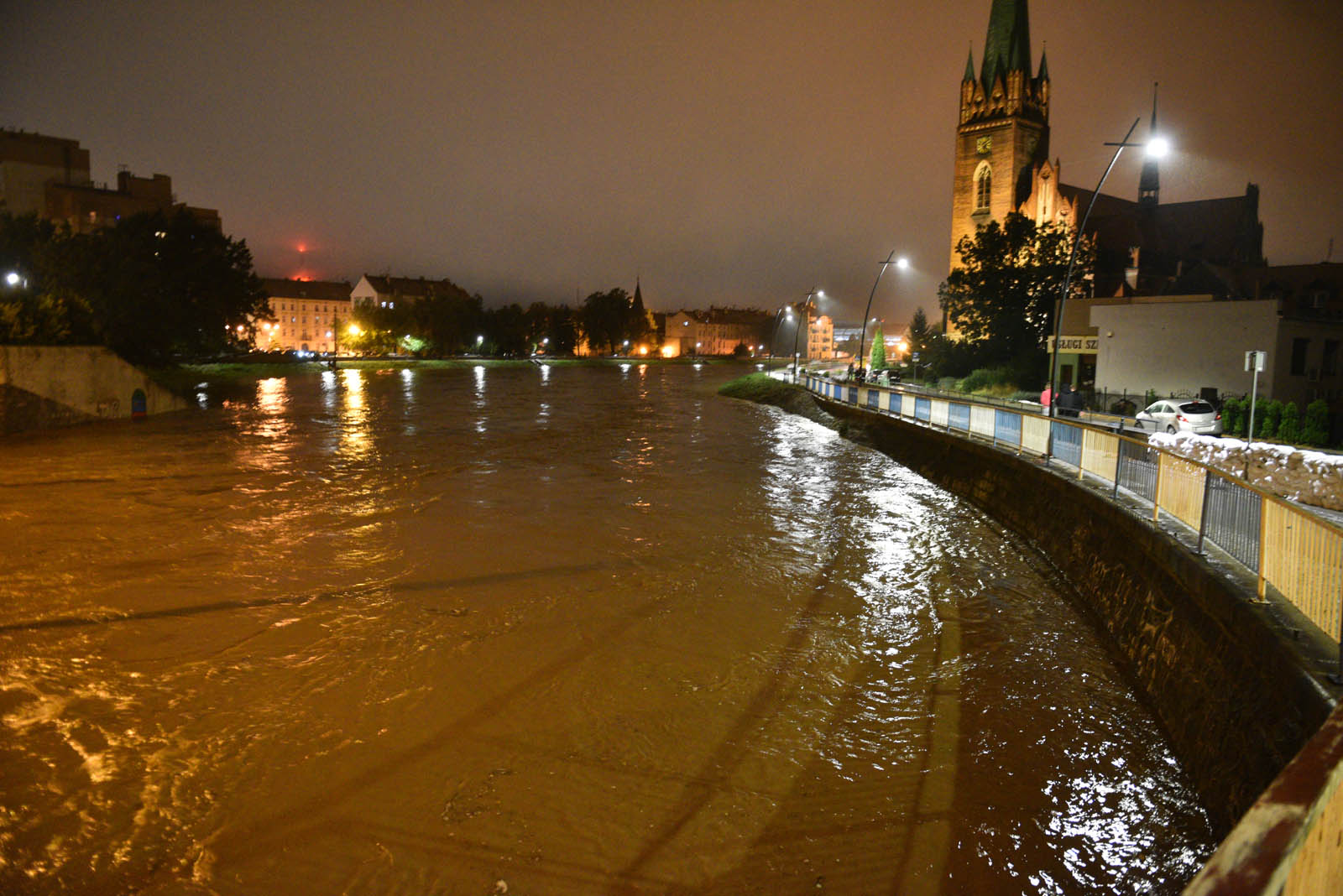 Rośnie poziom wody w Kaczawie.  Zdjęcia z godziny 21:30