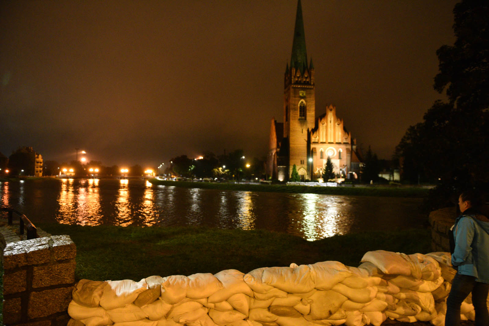 Rośnie poziom wody w Kaczawie.  Zdjęcia z godziny 21:30