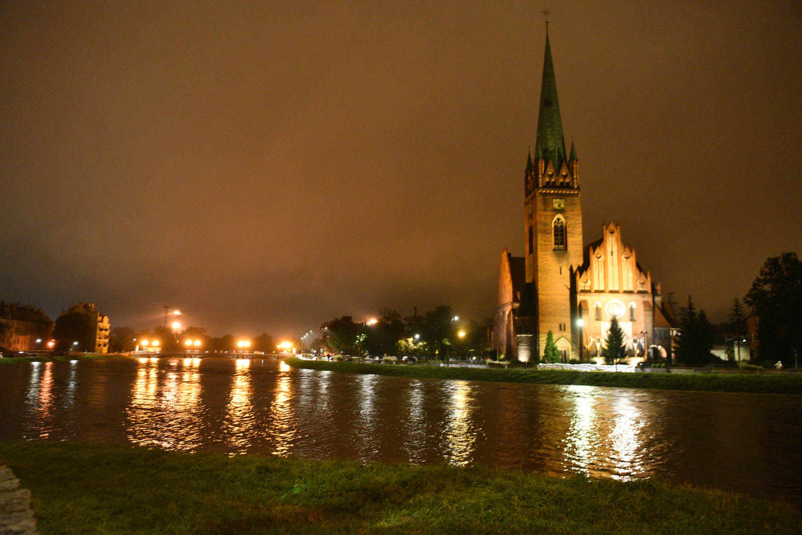 Rośnie poziom wody w Kaczawie.  Zdjęcia z godziny 21:30