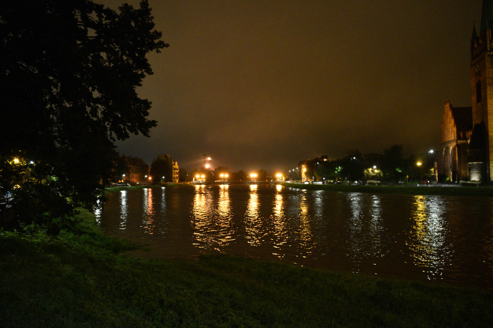 Rośnie poziom wody w Kaczawie.  Zdjęcia z godziny 21:30