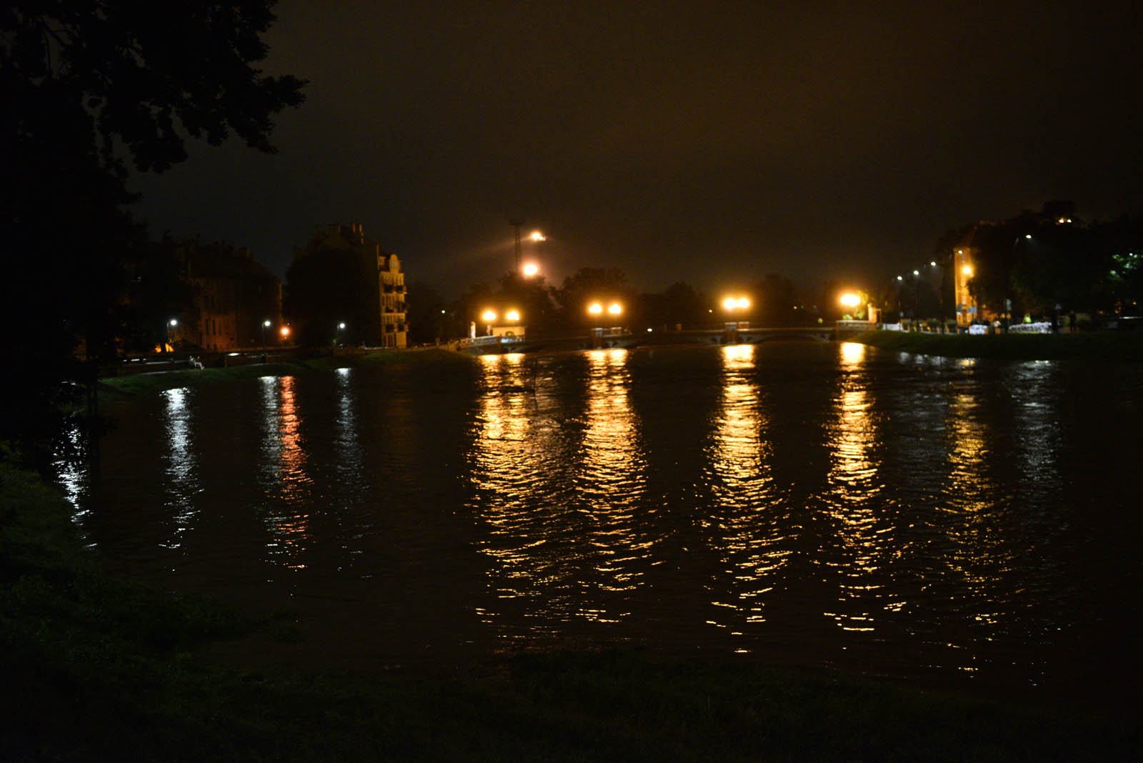 Rośnie poziom wody w Kaczawie.  Zdjęcia z godziny 21:30