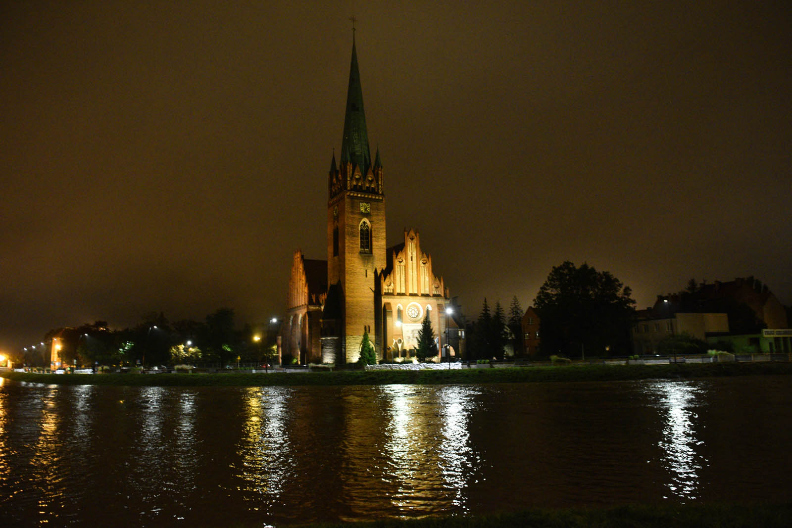 Rośnie poziom wody w Kaczawie.  Zdjęcia z godziny 21:30