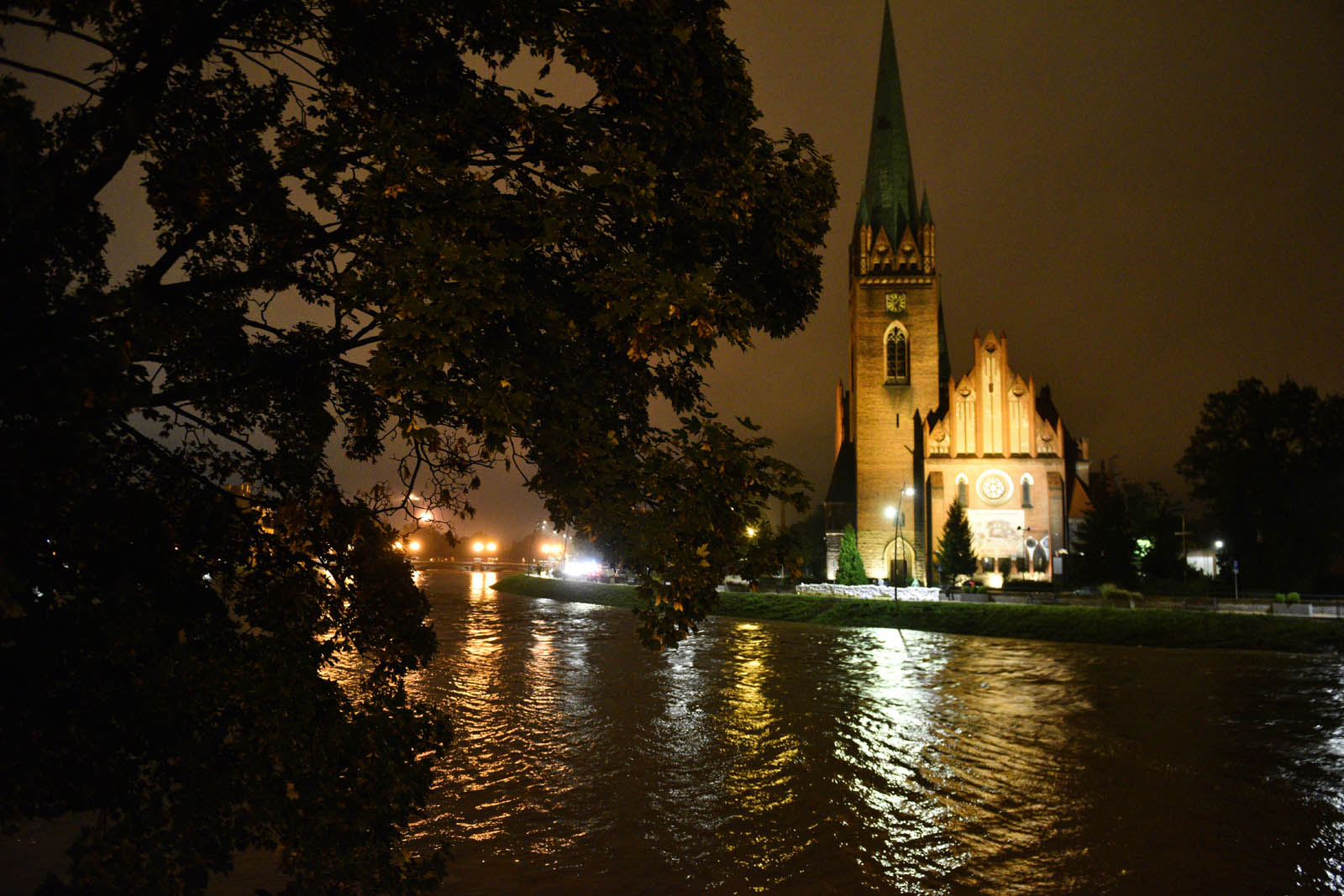 Rośnie poziom wody w Kaczawie.  Zdjęcia z godziny 21:30