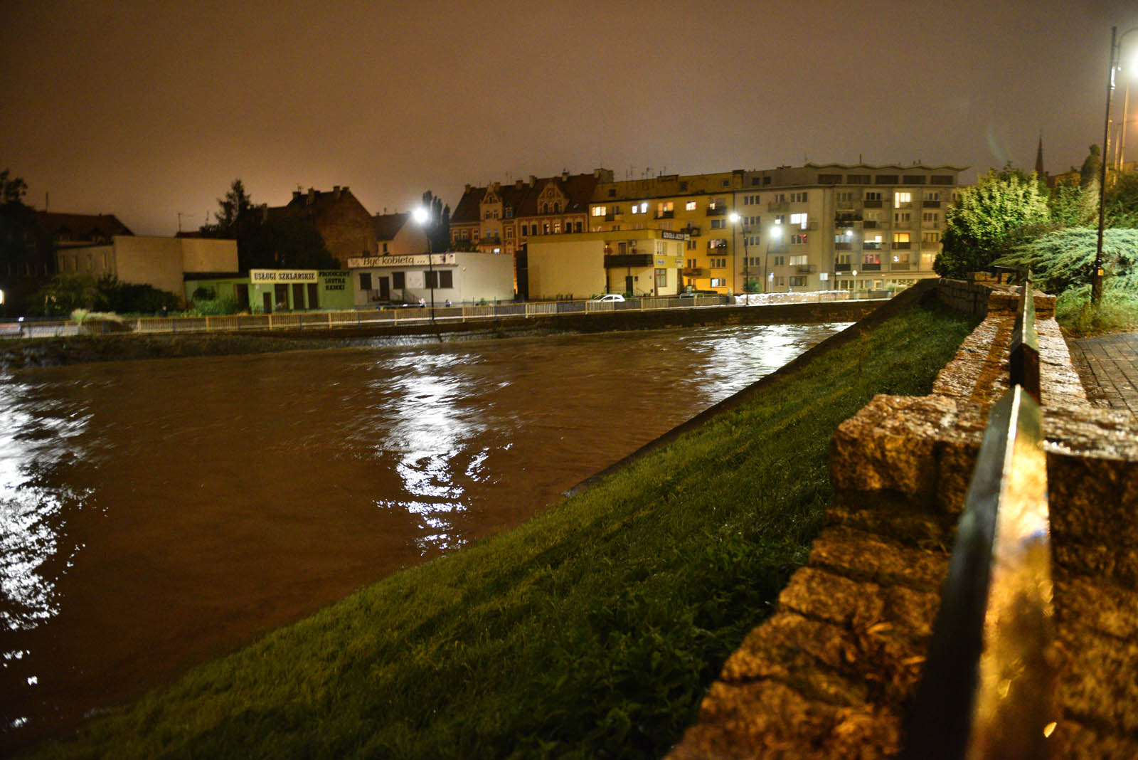 Rośnie poziom wody w Kaczawie.  Zdjęcia z godziny 21:30