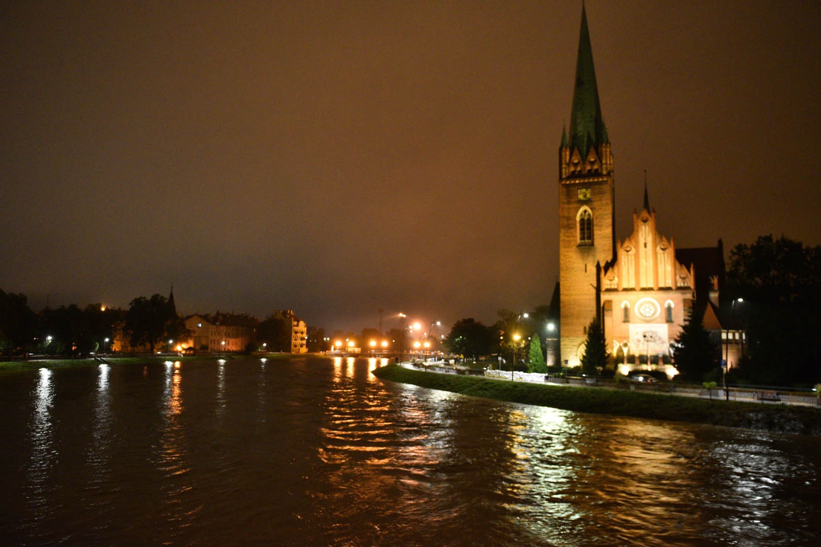 Rośnie poziom wody w Kaczawie.  Zdjęcia z godziny 21:30