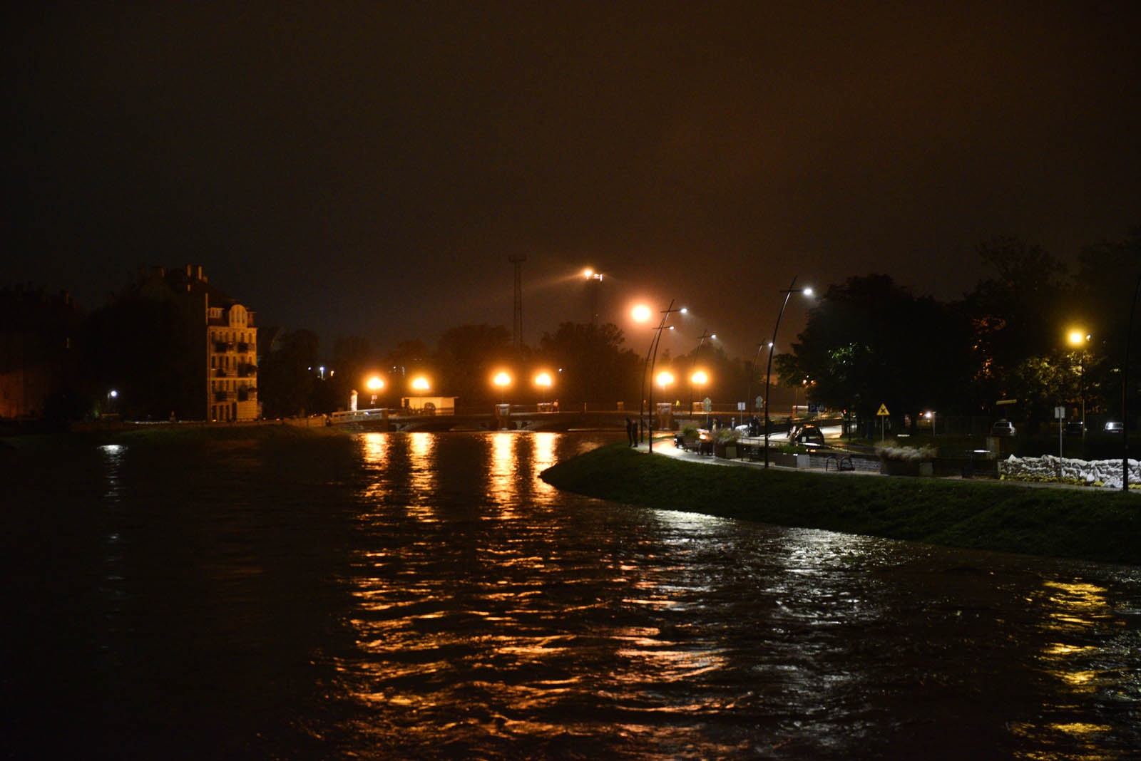 Rośnie poziom wody w Kaczawie.  Zdjęcia z godziny 21:30
