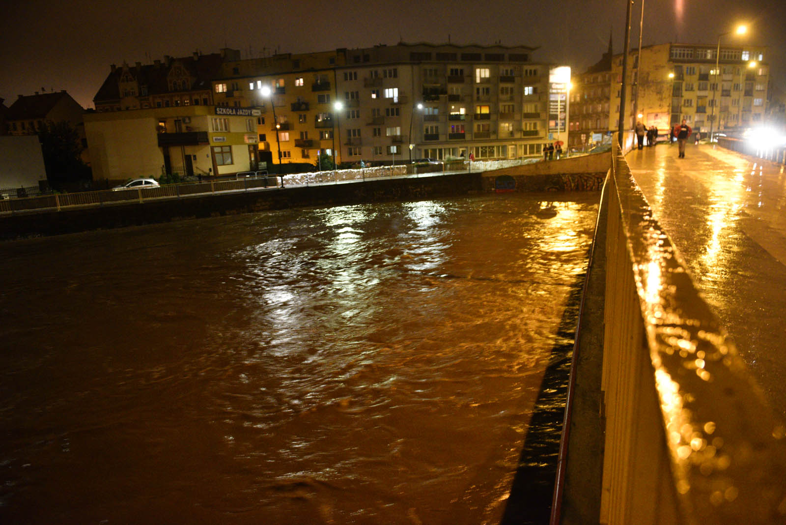 Rośnie poziom wody w Kaczawie.  Zdjęcia z godziny 21:30