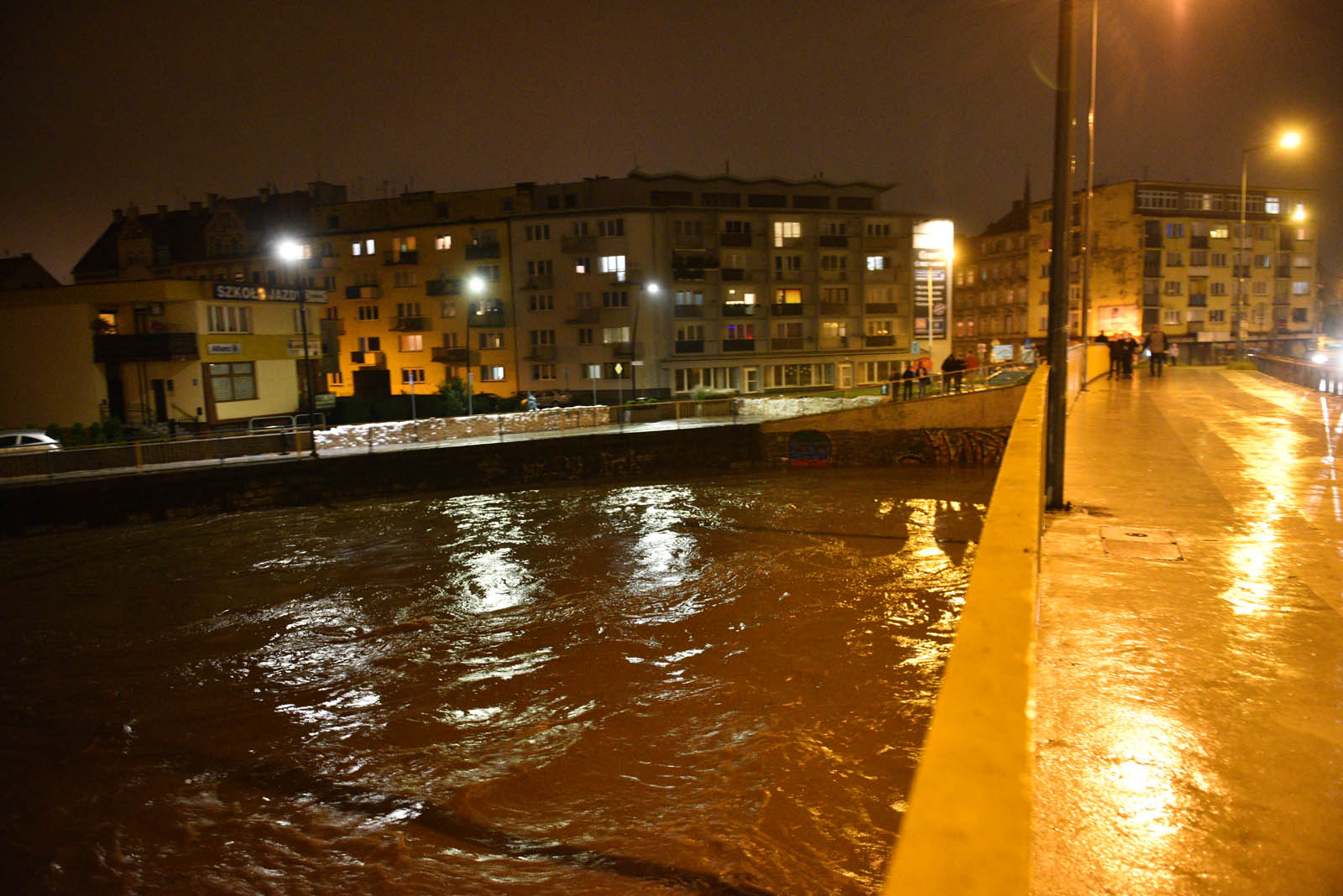 Rośnie poziom wody w Kaczawie.  Zdjęcia z godziny 21:30