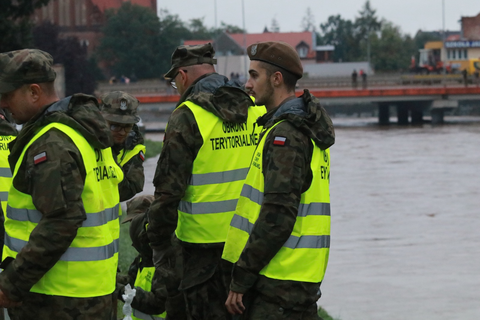 Terytorialsi układali worki z piaskiem wzdłuż ulicy Żeglarskiej