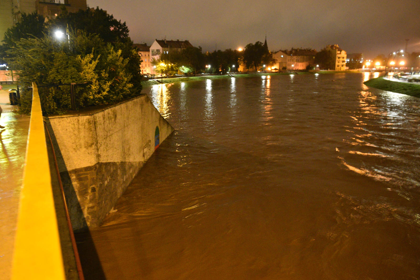 Rośnie poziom wody w Kaczawie.  Zdjęcia z godziny 21:30