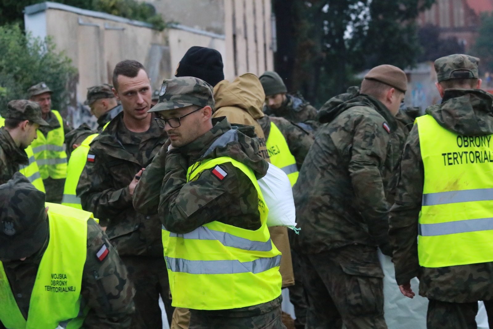 Terytorialsi układali worki z piaskiem wzdłuż ulicy Żeglarskiej