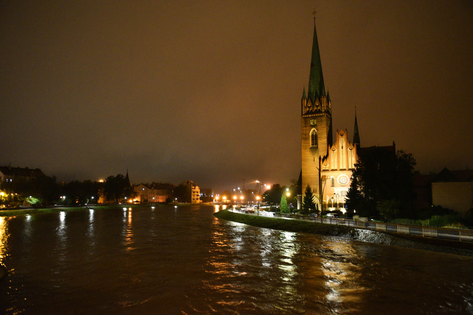 Rośnie poziom wody w Kaczawie.  Zdjęcia z godziny 21:30
