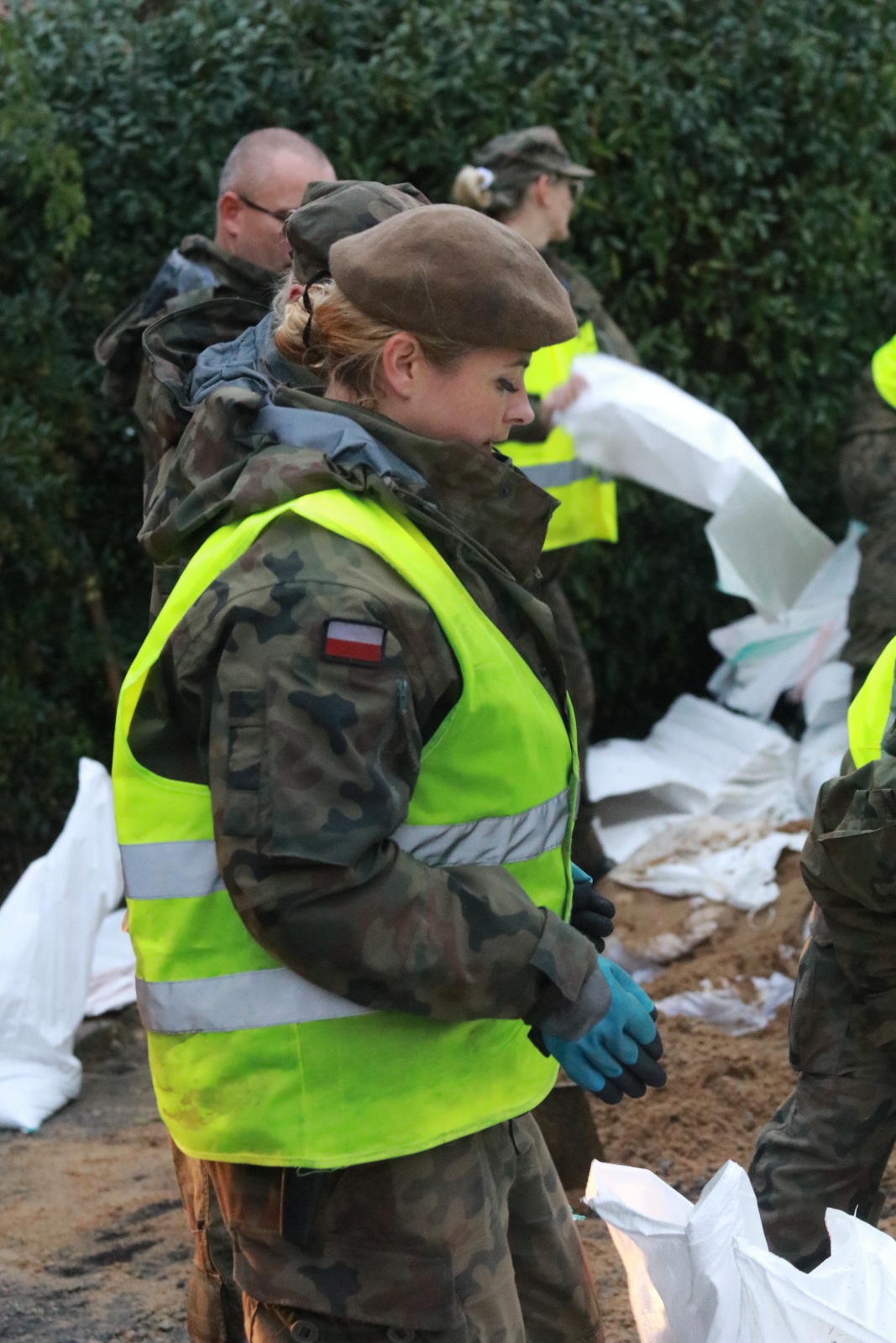 Terytorialsi układali worki z piaskiem wzdłuż ulicy Żeglarskiej