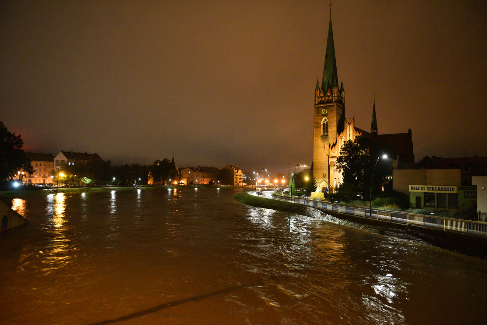 Rośnie poziom wody w Kaczawie.  Zdjęcia z godziny 21:30