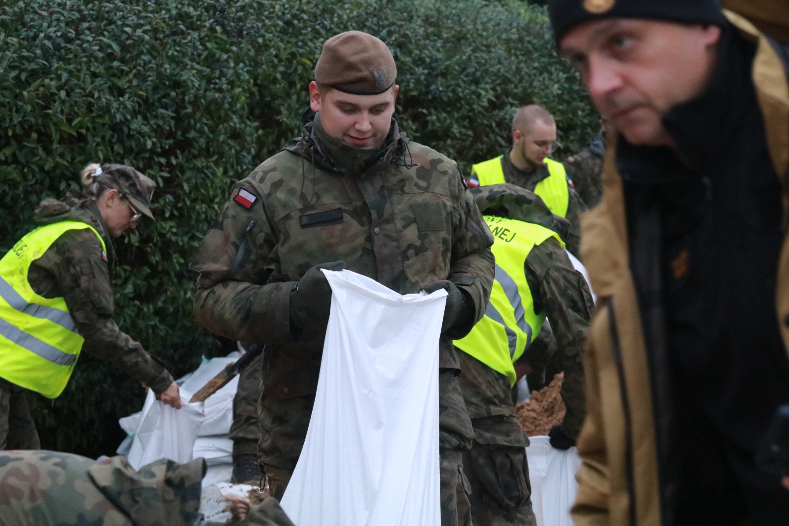Terytorialsi układali worki z piaskiem wzdłuż ulicy Żeglarskiej