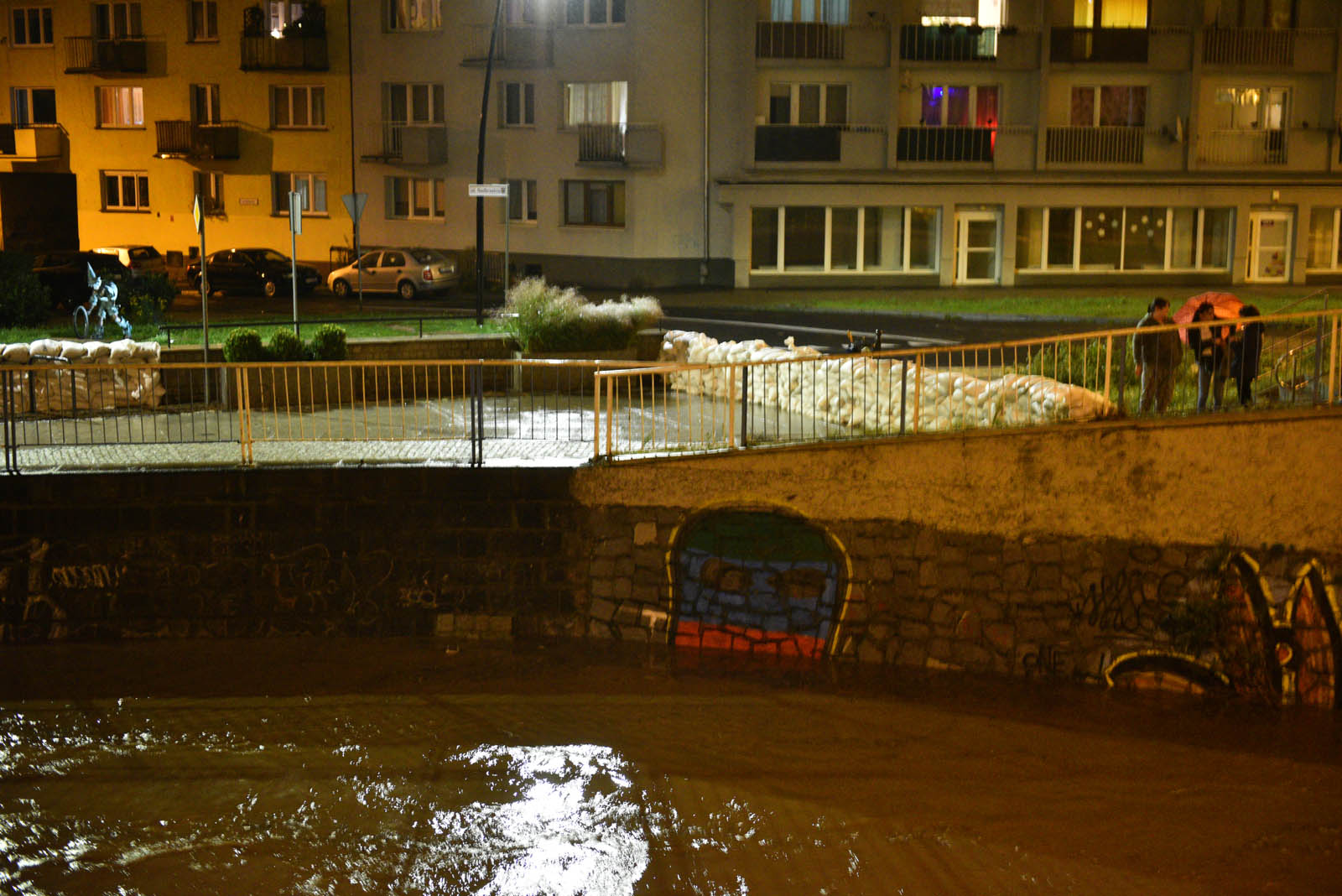 Rośnie poziom wody w Kaczawie.  Zdjęcia z godziny 21:30