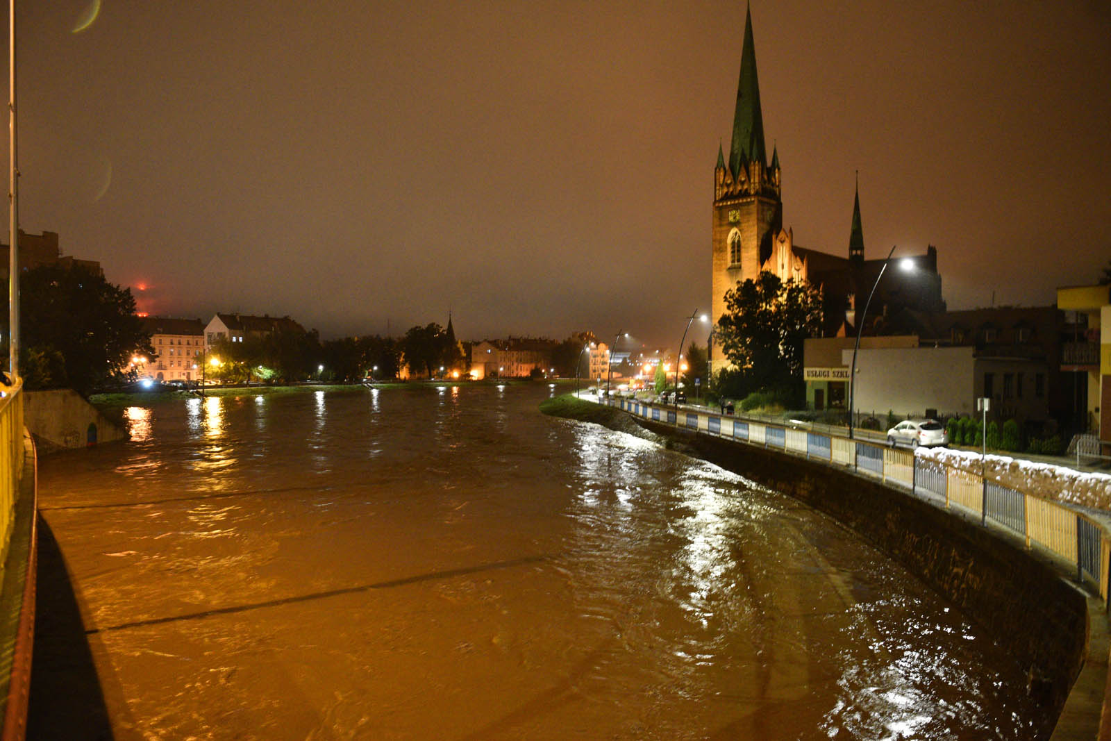 Rośnie poziom wody w Kaczawie.  Zdjęcia z godziny 21:30
