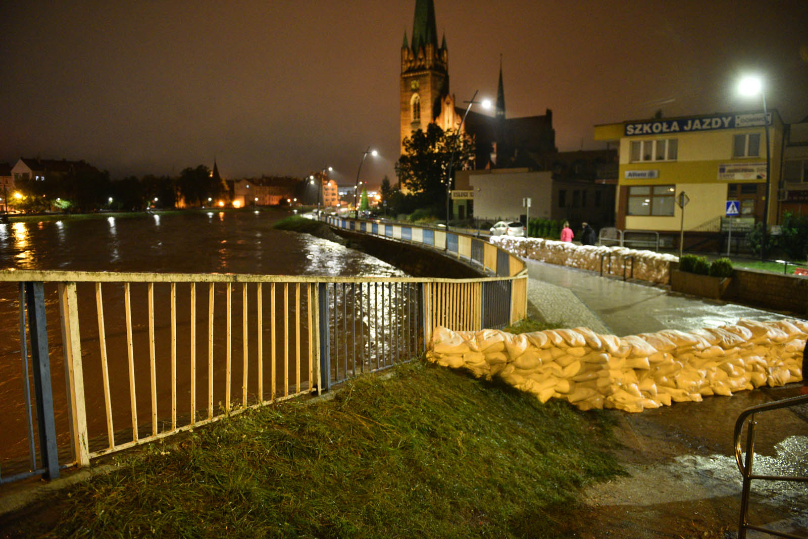 Rośnie poziom wody w Kaczawie.  Zdjęcia z godziny 21:30
