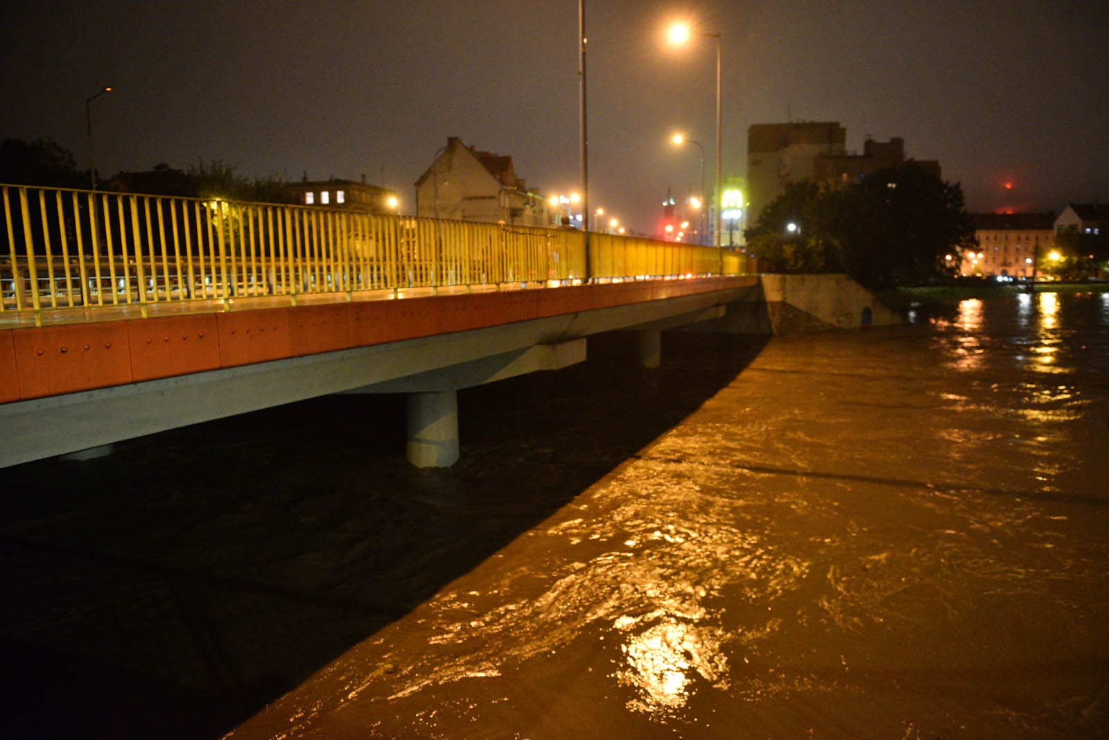 Rośnie poziom wody w Kaczawie.  Zdjęcia z godziny 21:30