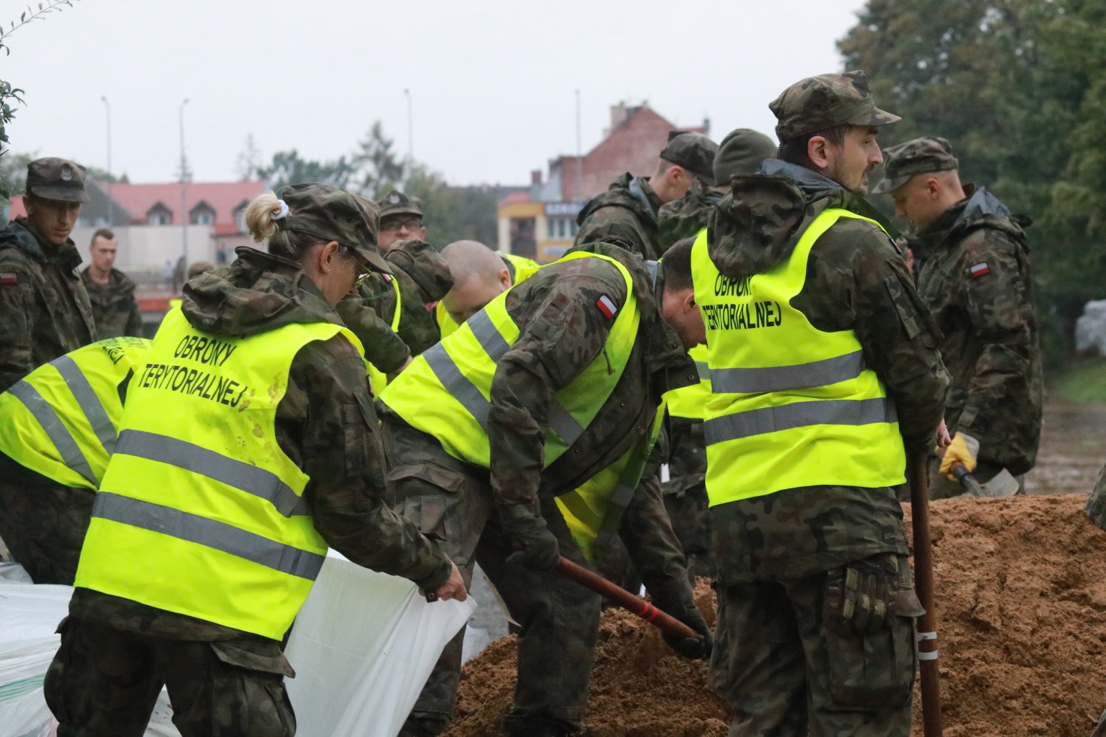 Terytorialsi układali worki z piaskiem wzdłuż ulicy Żeglarskiej