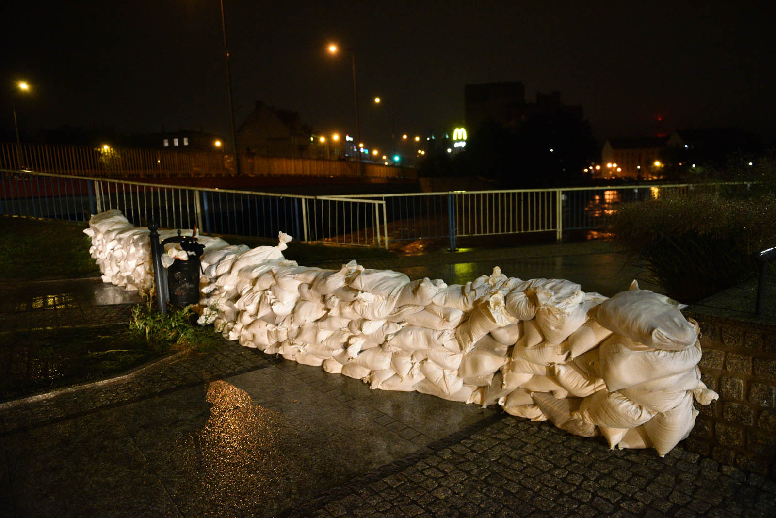 Rośnie poziom wody w Kaczawie.  Zdjęcia z godziny 21:30