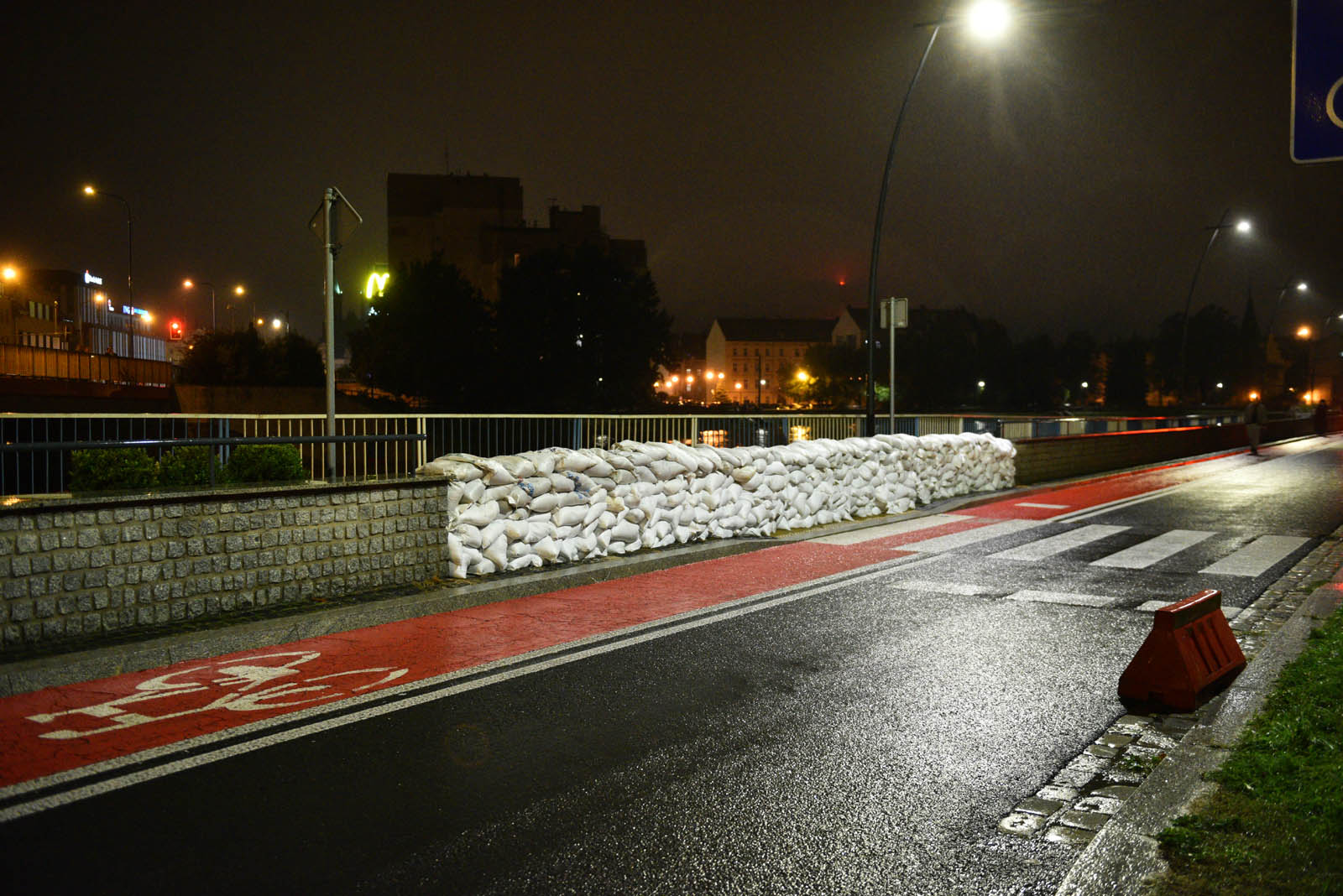 Rośnie poziom wody w Kaczawie.  Zdjęcia z godziny 21:30