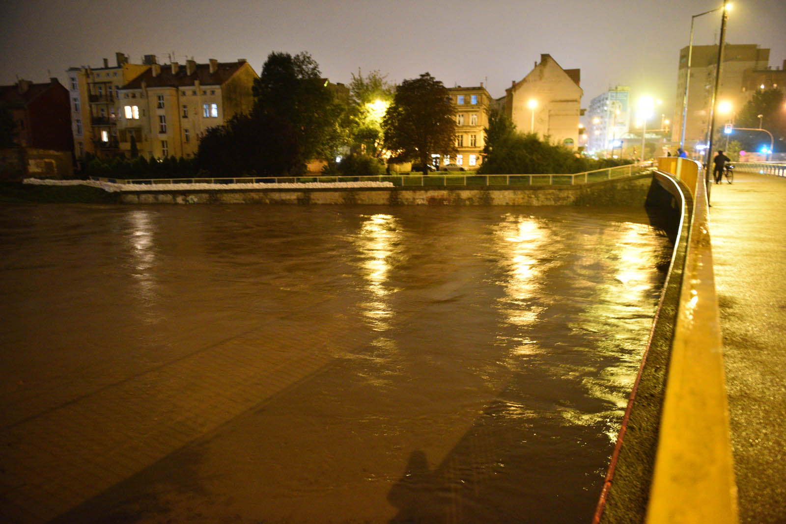 Rośnie poziom wody w Kaczawie.  Zdjęcia z godziny 21:30