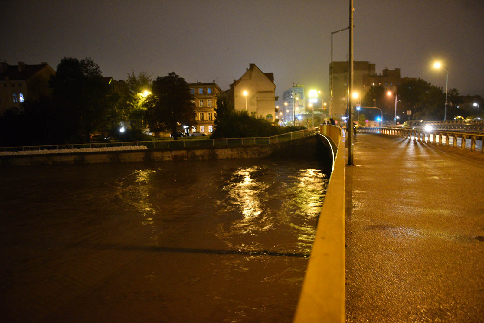 Rośnie poziom wody w Kaczawie.  Zdjęcia z godziny 21:30