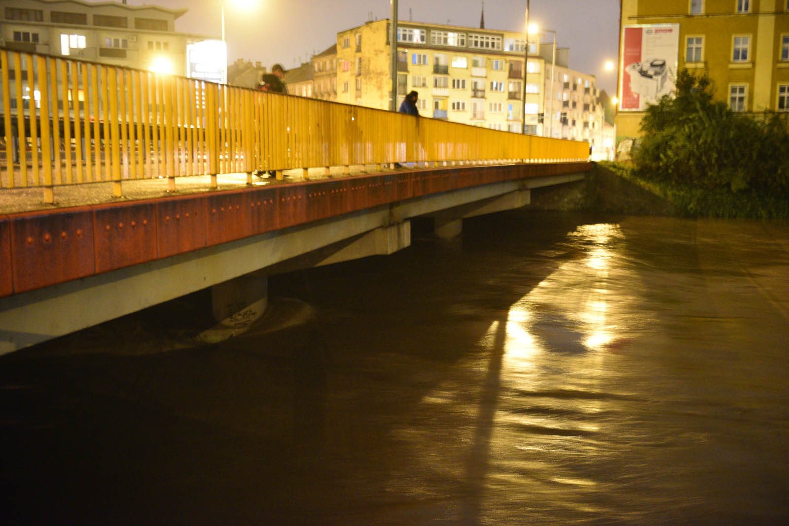 Rośnie poziom wody w Kaczawie.  Zdjęcia z godziny 21:30