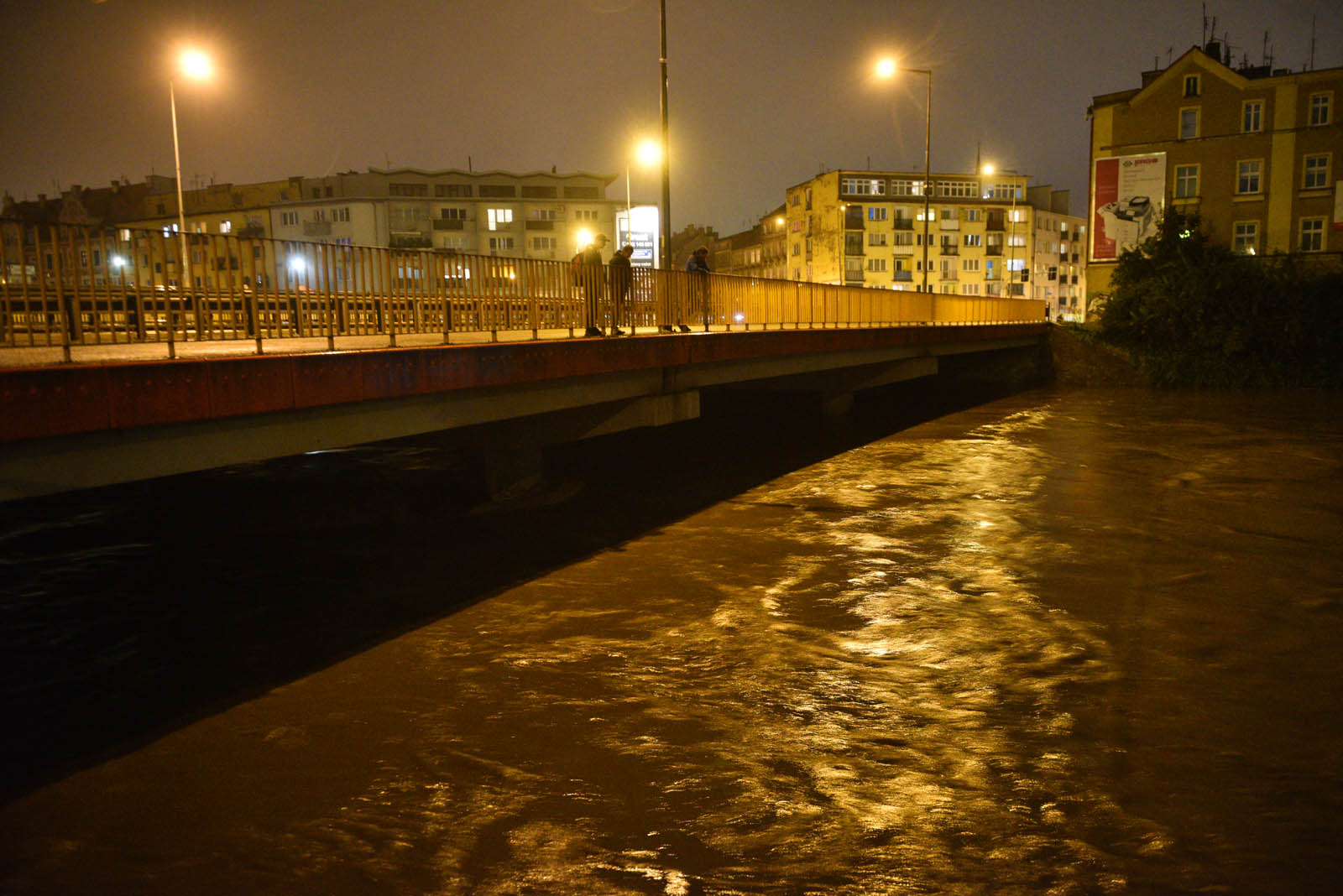 Rośnie poziom wody w Kaczawie.  Zdjęcia z godziny 21:30