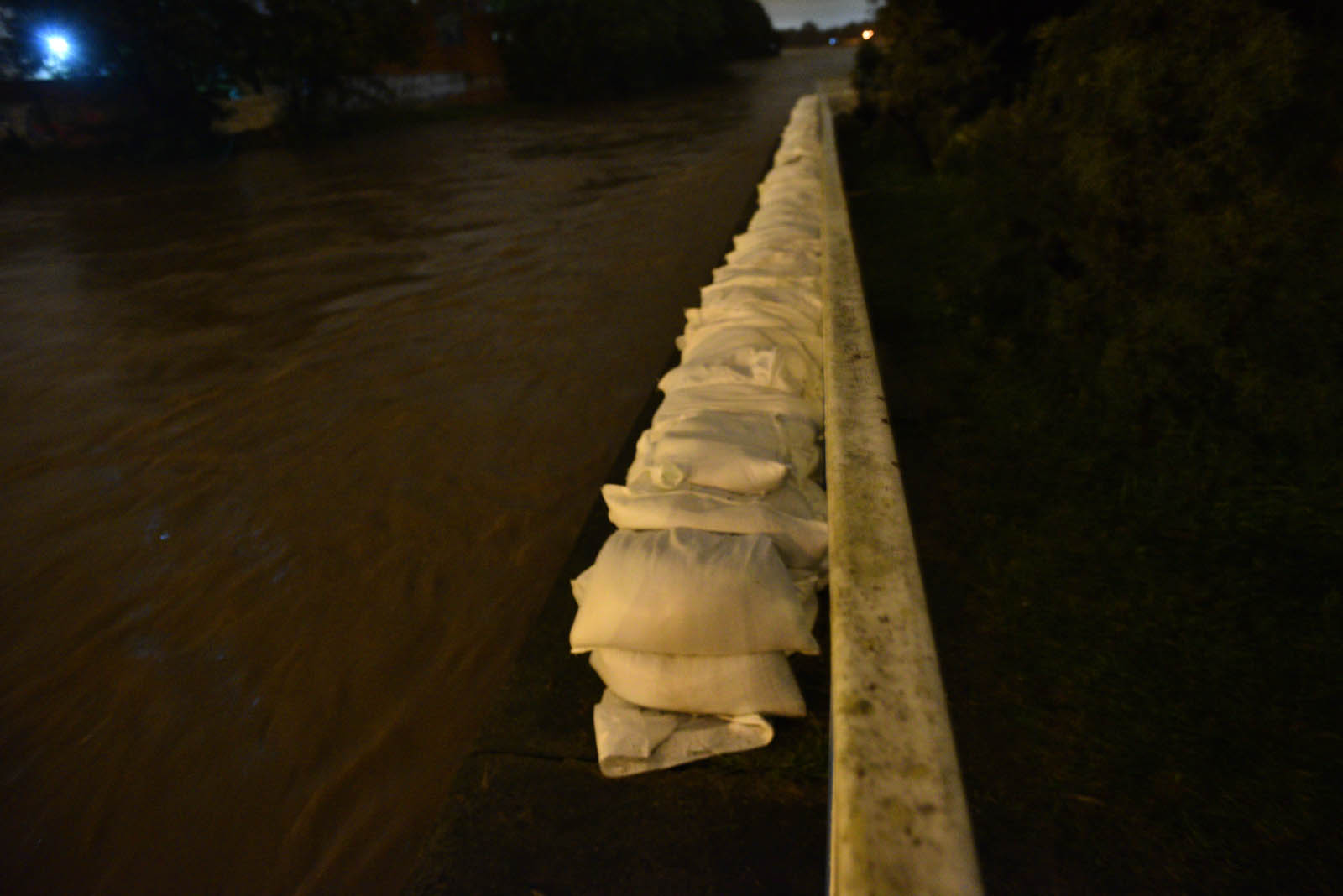 Rośnie poziom wody w Kaczawie.  Zdjęcia z godziny 21:30