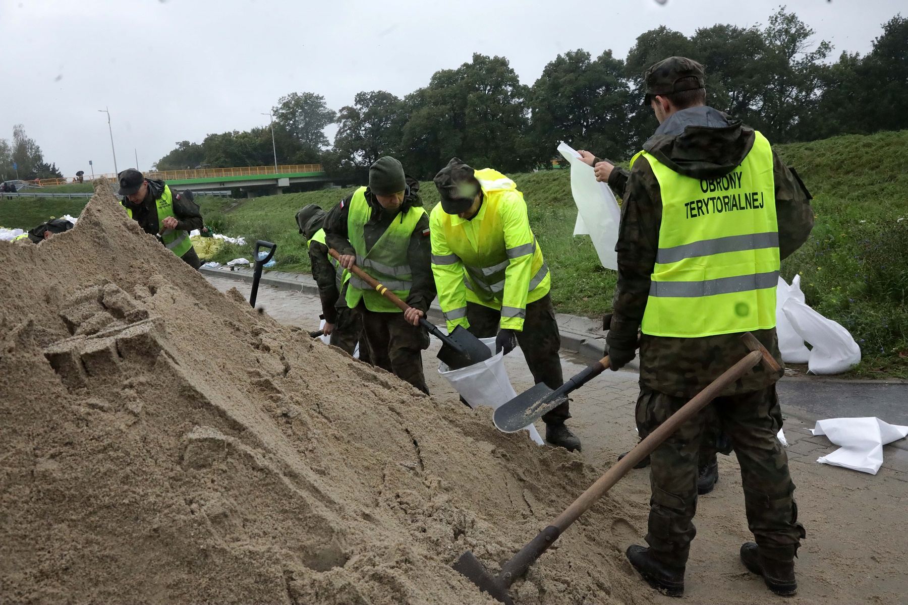 Terytorialsi układali worki z piaskiem wzdłuż ulicy Żeglarskiej