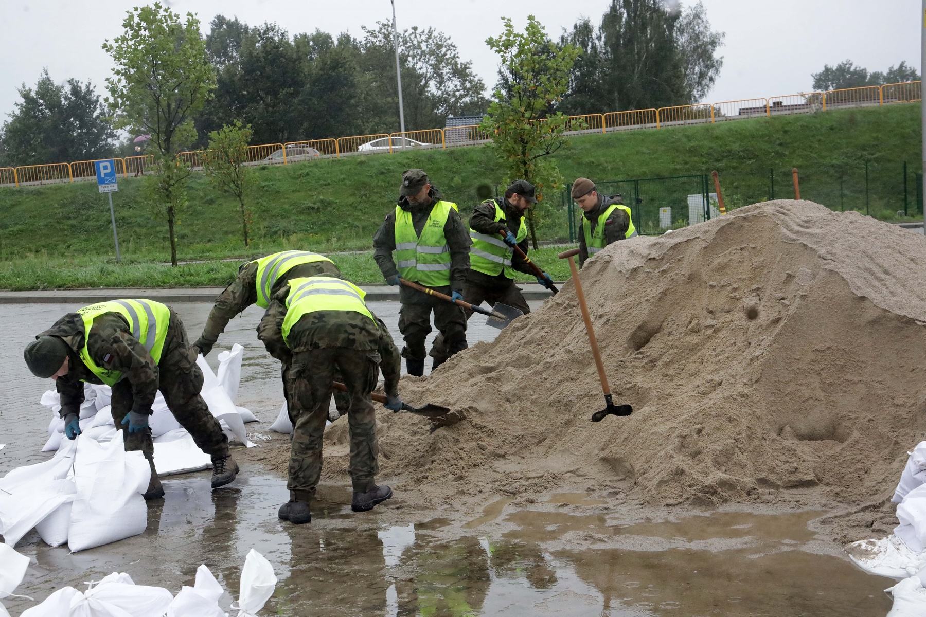 Terytorialsi układali worki z piaskiem wzdłuż ulicy Żeglarskiej