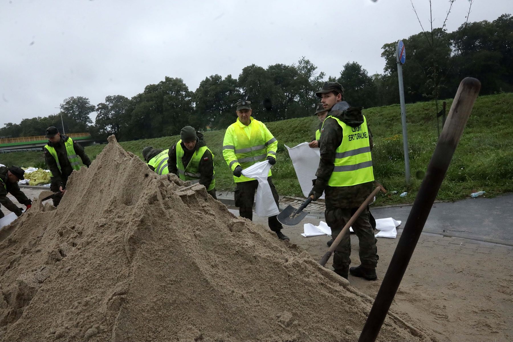 Terytorialsi układali worki z piaskiem wzdłuż ulicy Żeglarskiej