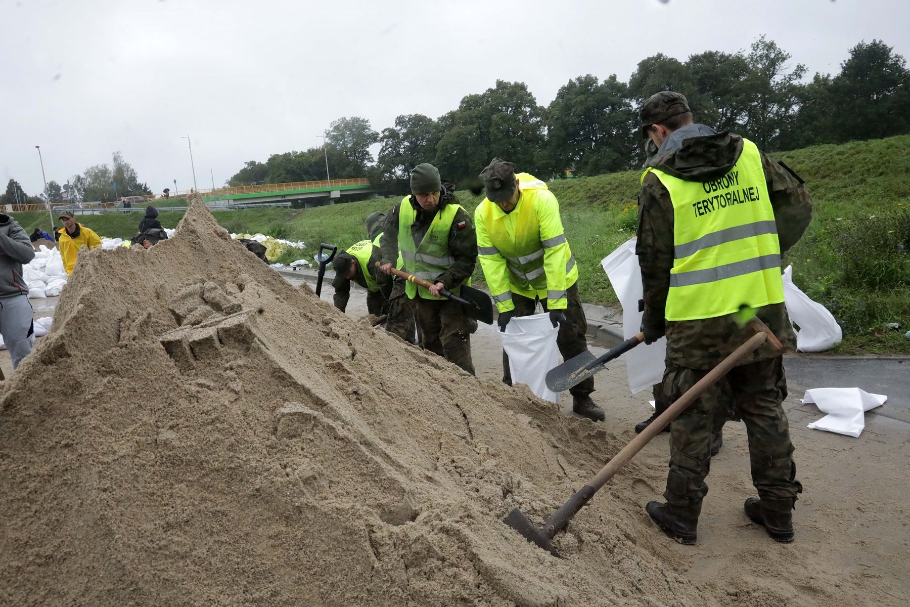 Terytorialsi układali worki z piaskiem wzdłuż ulicy Żeglarskiej