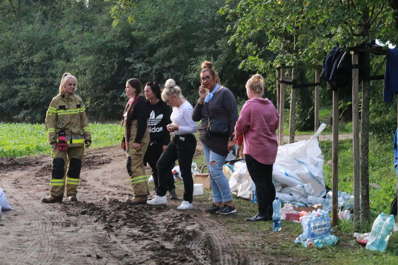 Woda zagraża Prochowicom. Mieszkańcy i strażacy walczą o miasto