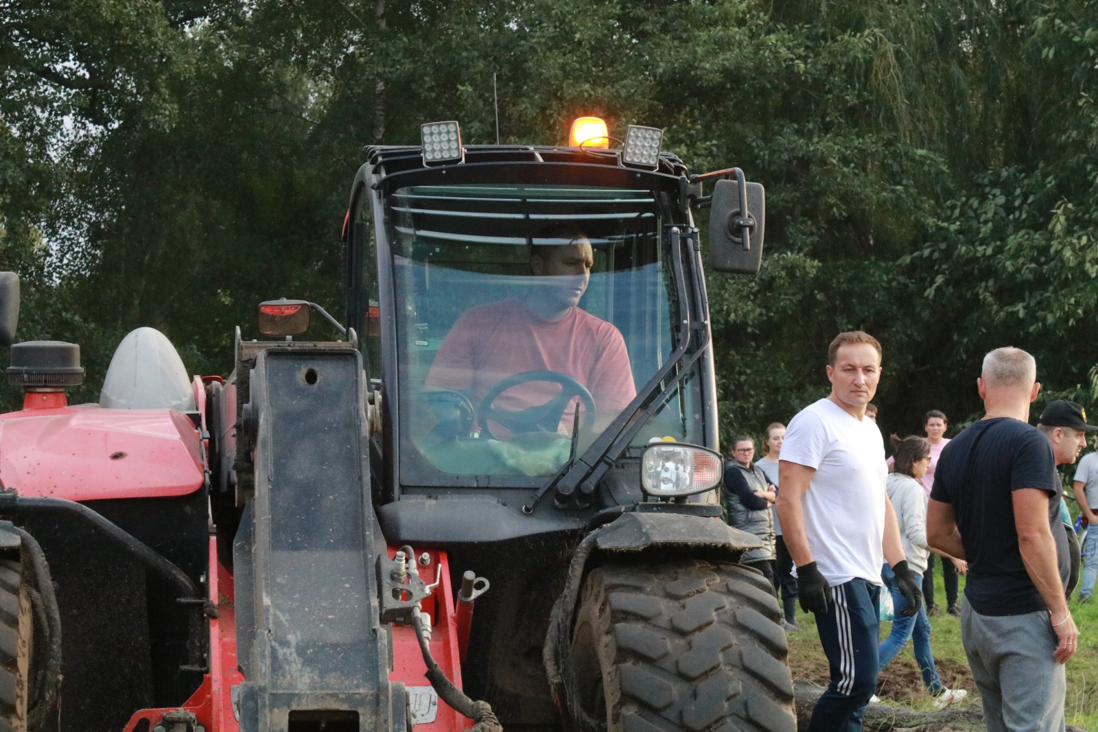 Woda zagraża Prochowicom. Mieszkańcy i strażacy walczą o miasto