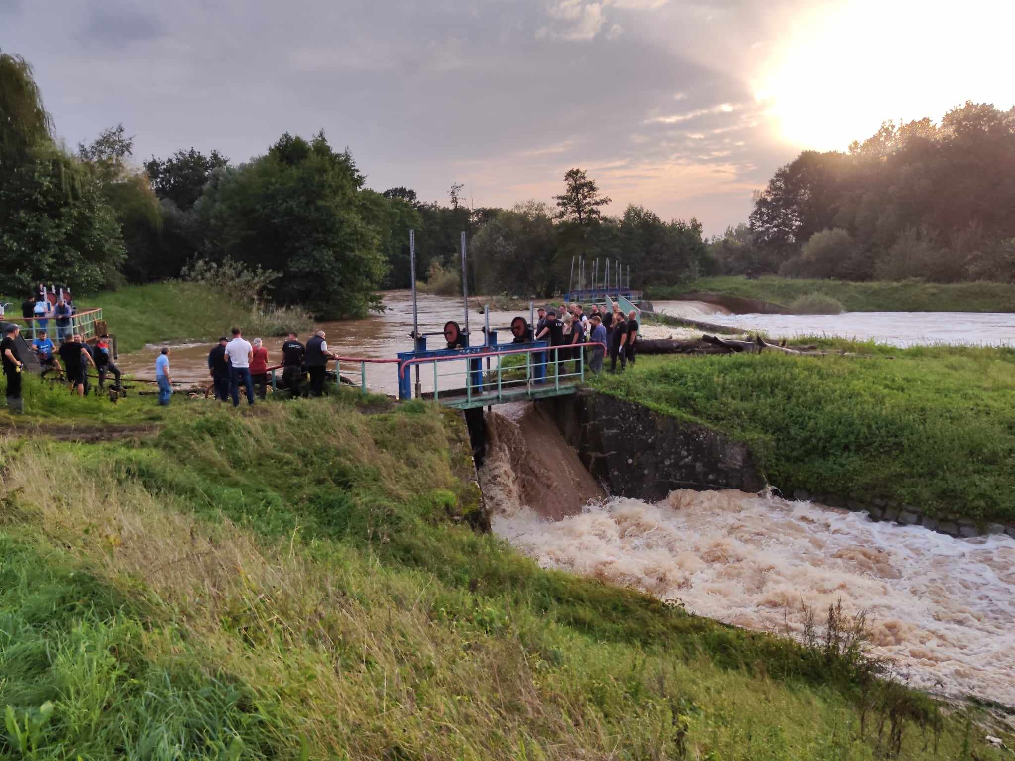 Woda zagraża Prochowicom. Mieszkańcy i strażacy walczą o miasto