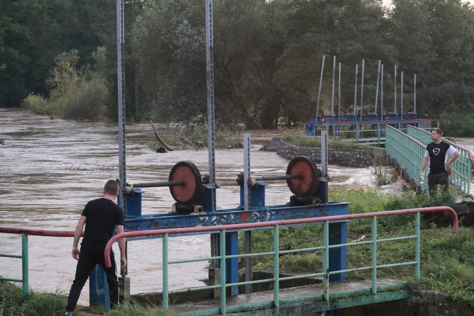 Woda zagraża Prochowicom. Mieszkańcy i strażacy walczą o miasto