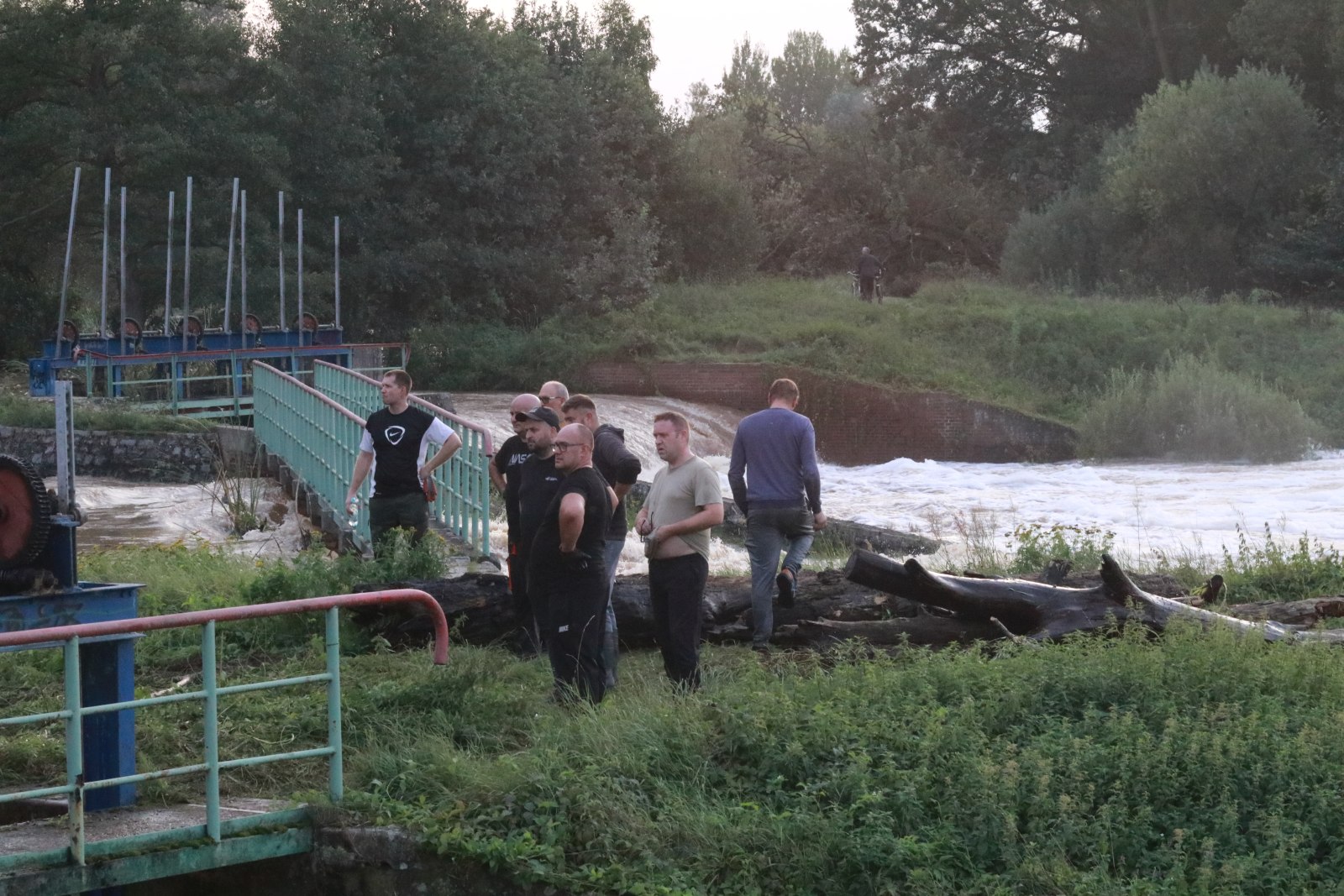 Woda zagraża Prochowicom. Mieszkańcy i strażacy walczą o miasto