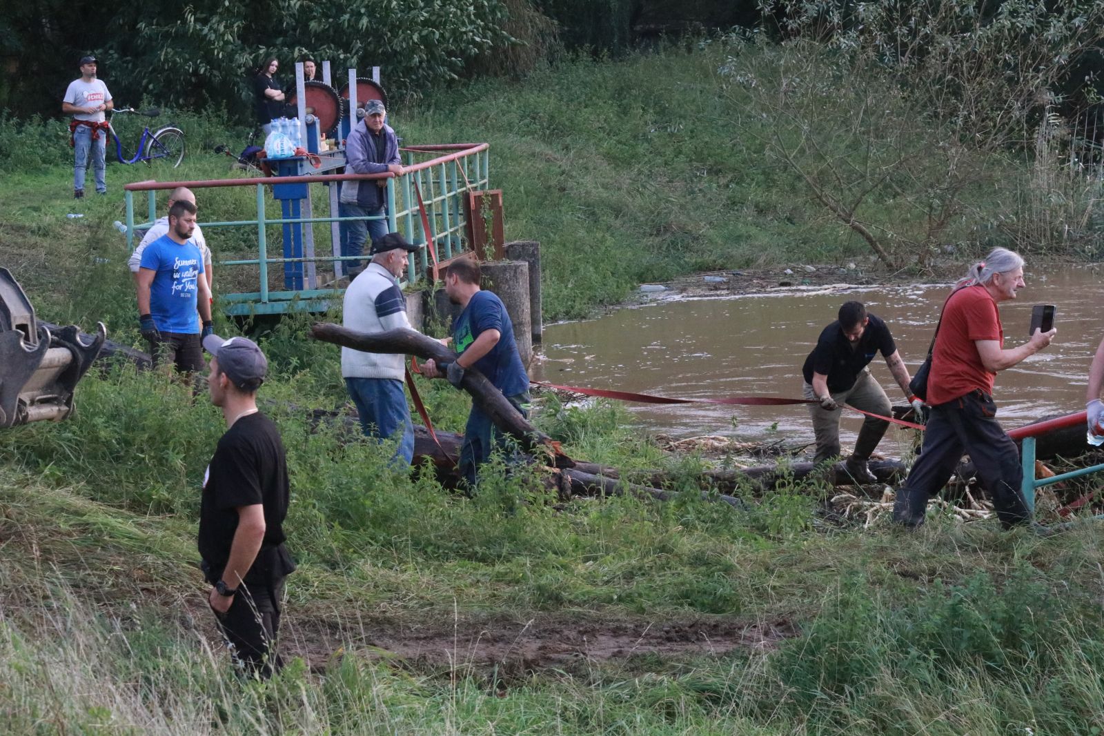 Woda zagraża Prochowicom. Mieszkańcy i strażacy walczą o miasto