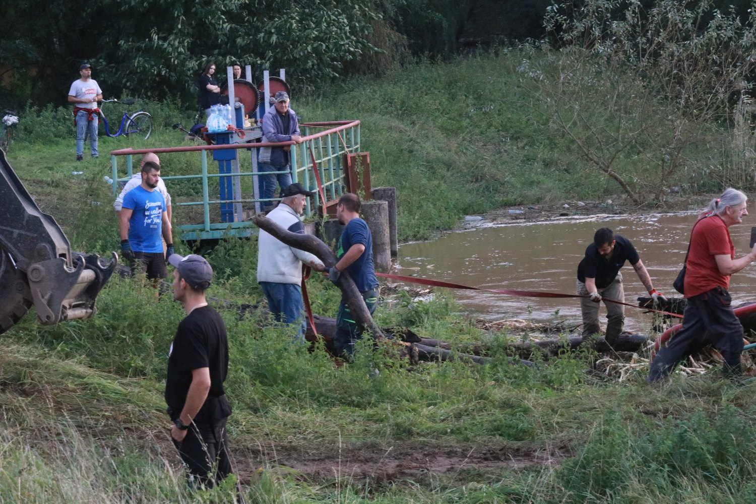 Woda zagraża Prochowicom. Mieszkańcy i strażacy walczą o miasto