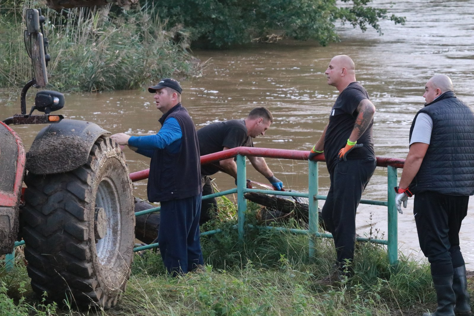 Woda zagraża Prochowicom. Mieszkańcy i strażacy walczą o miasto