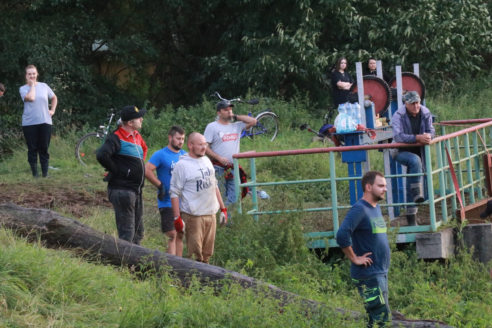 Woda zagraża Prochowicom. Mieszkańcy i strażacy walczą o miasto