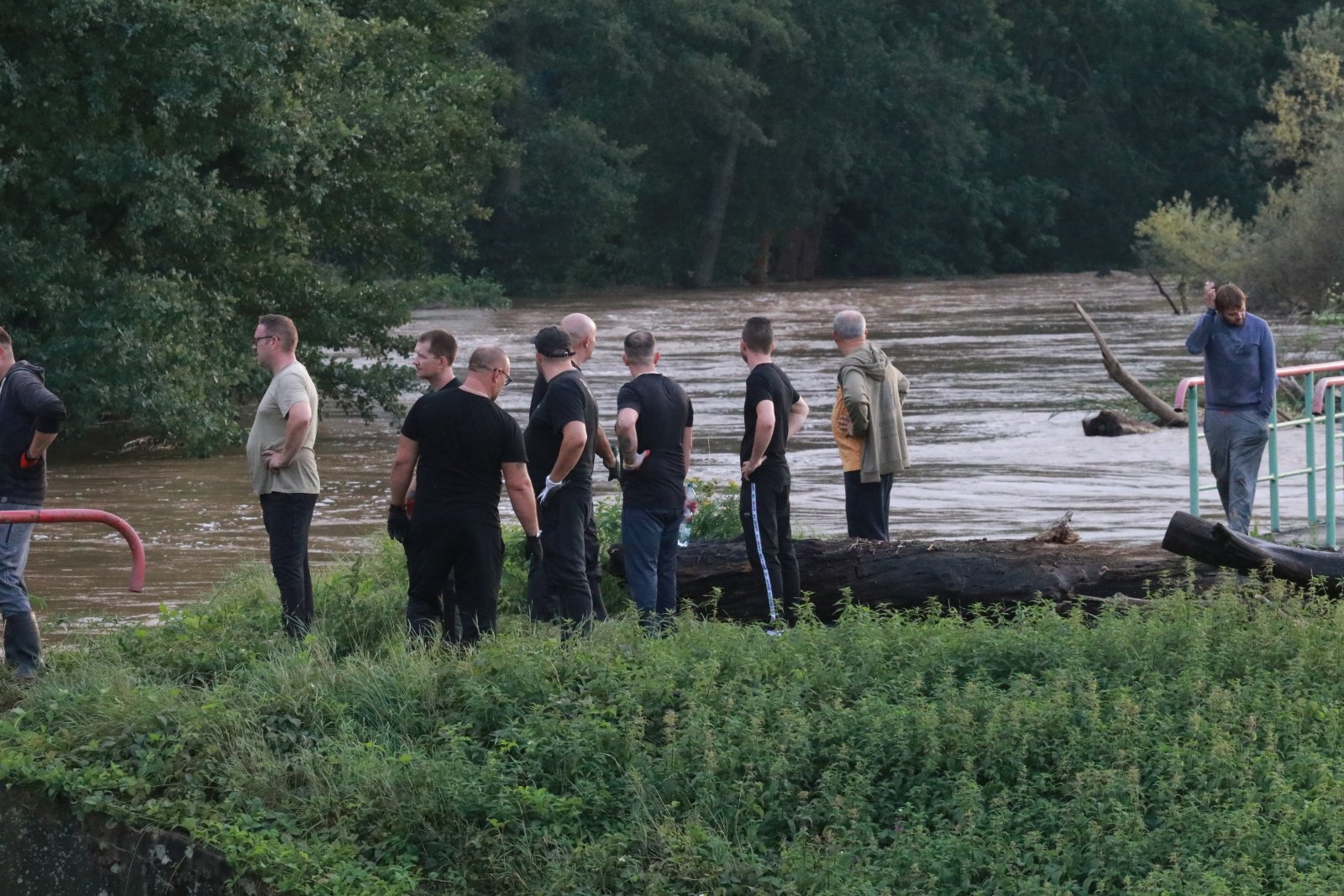 Woda zagraża Prochowicom. Mieszkańcy i strażacy walczą o miasto