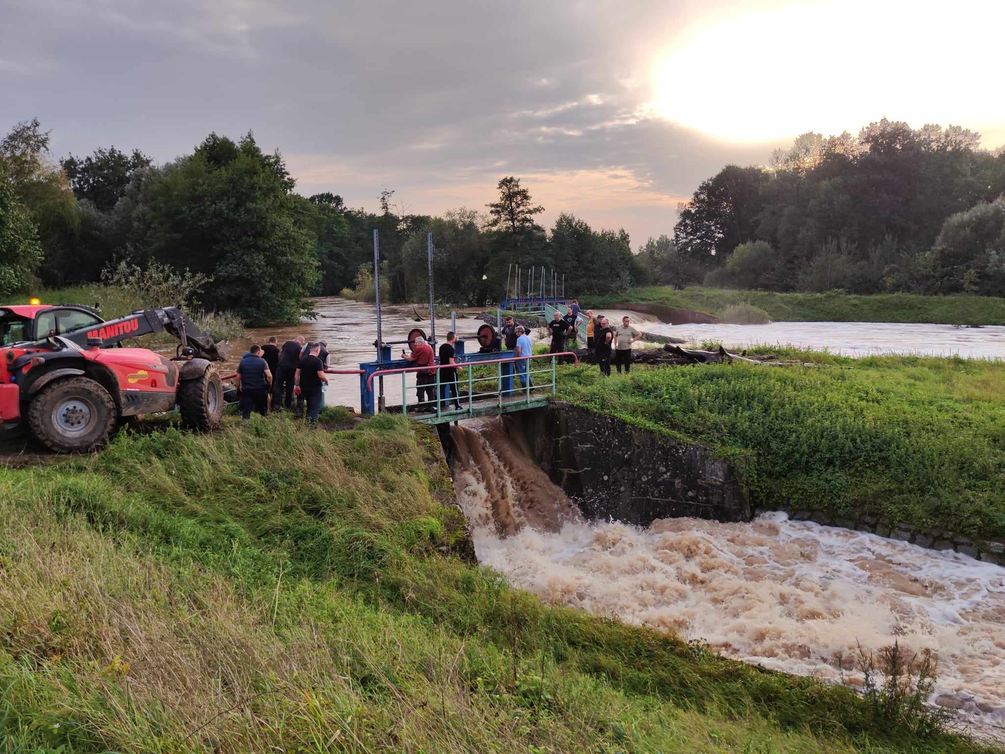 Woda zagraża Prochowicom. Mieszkańcy i strażacy walczą o miasto