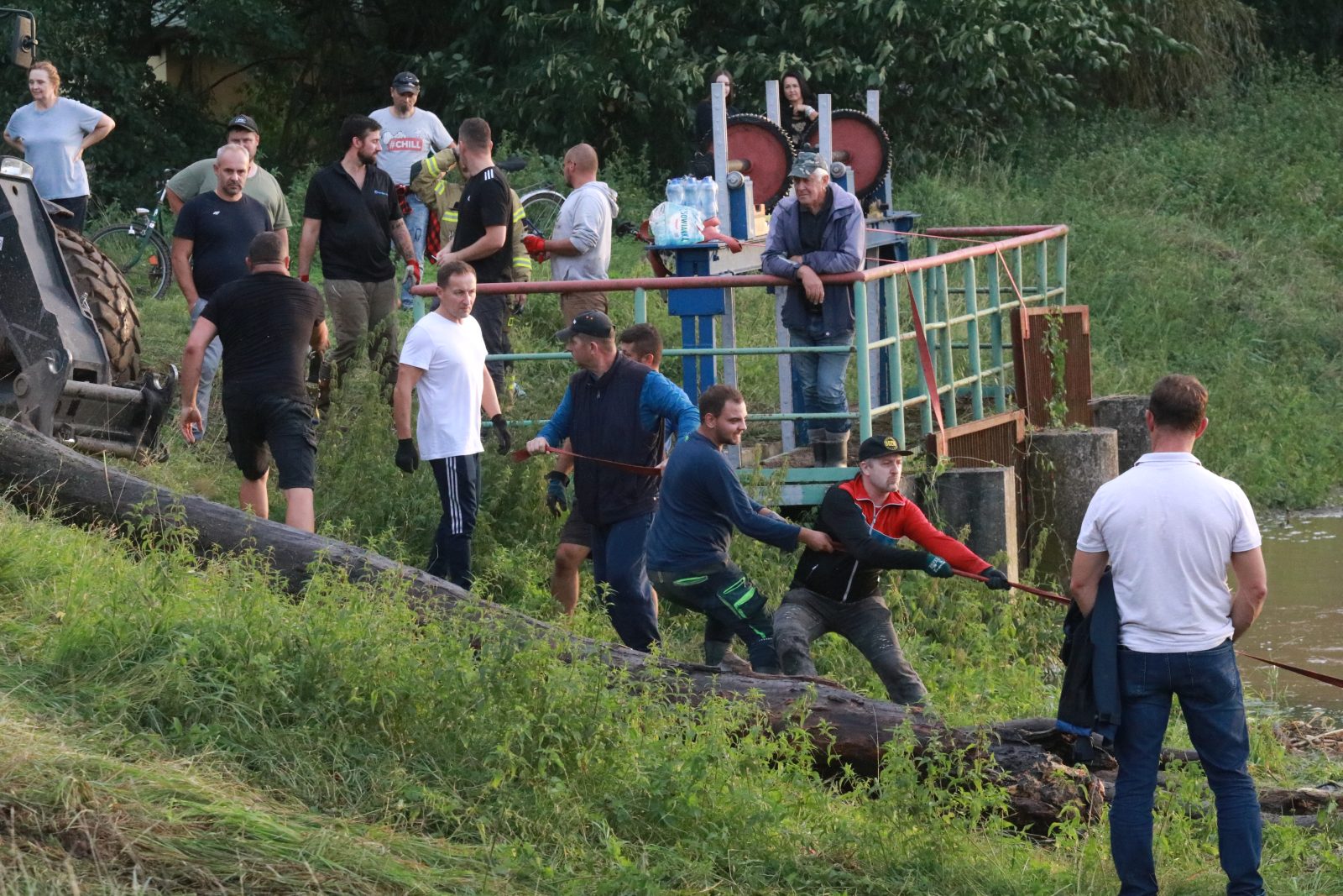 Woda zagraża Prochowicom. Mieszkańcy i strażacy walczą o miasto